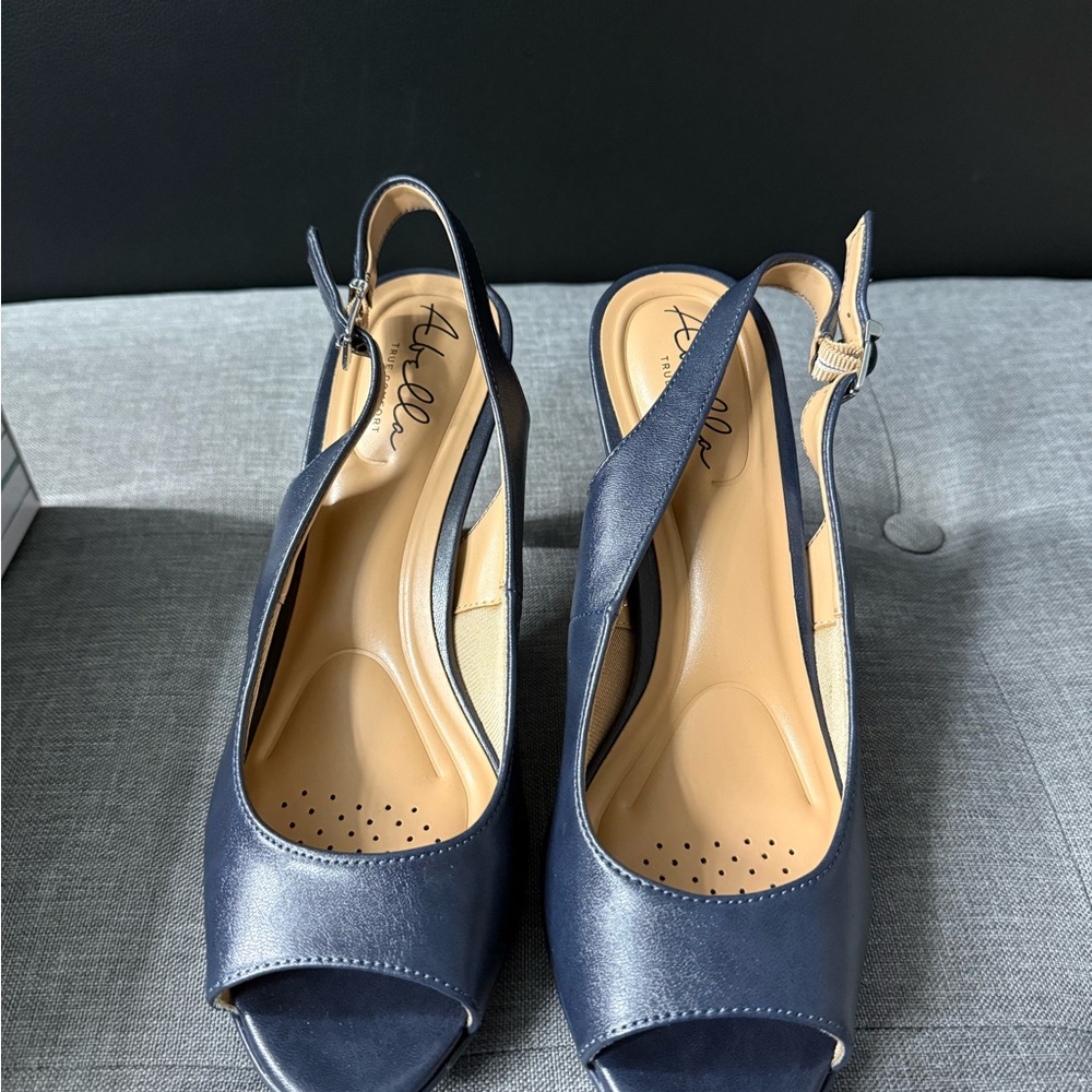 ViVI Women's Navy Slingback Heels